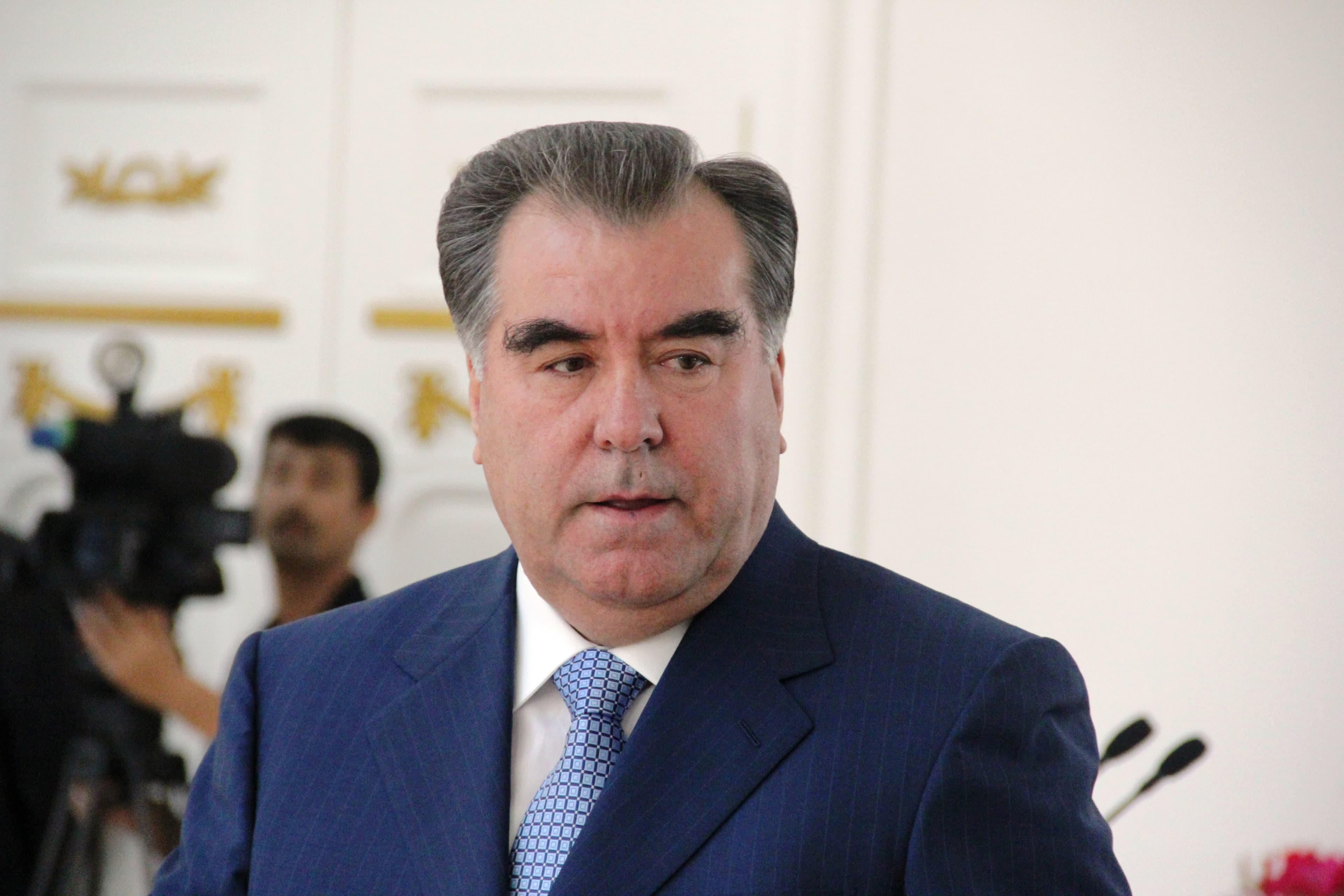 Президент Таджикистана выразил соболезнования семье погибшей в Дарвазе женщины